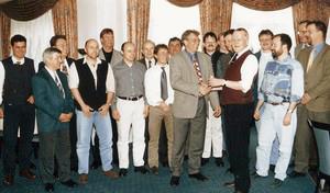 Gründung des EIB-Userclubs am 04.07.1998 in Kassel. Der Gründungspate Richard Staub, damals Präsident des EIB-Userclubs Schweiz, überreicht dem frisch gewählten ersten Vorsitzenden Hans-Georg Hinzen ein Sparschwein mit 10 Franken Startgeld